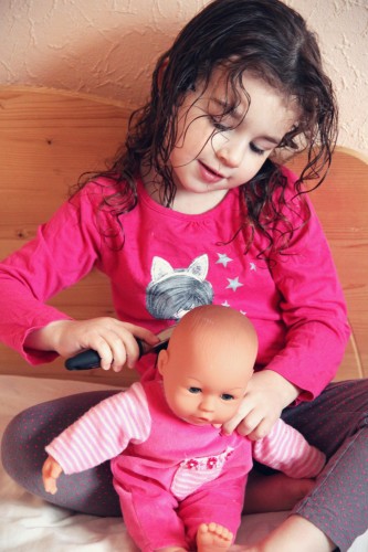 peigner une poupée